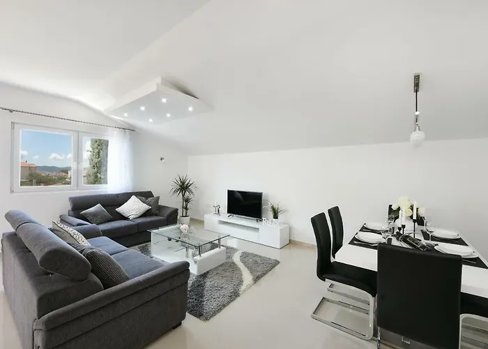 Apartment Monika - Private Terrace & Parking