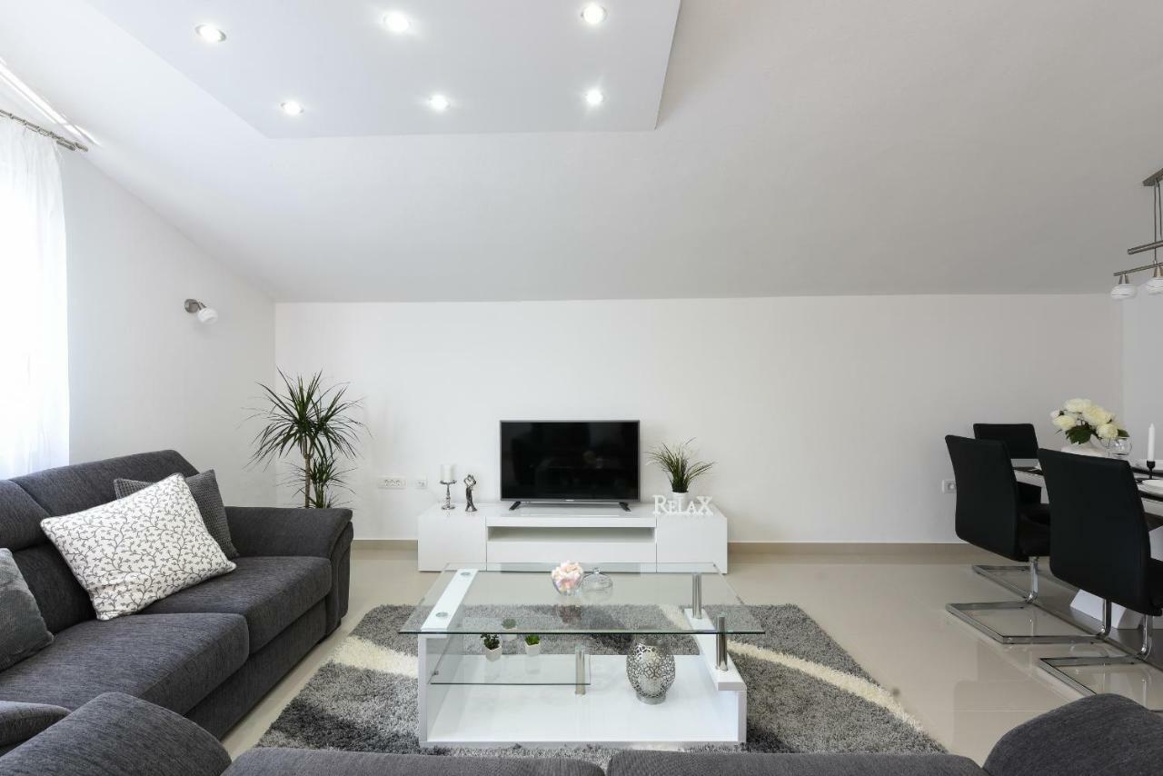 Appartement Monika - Private Terrace & Parking *
